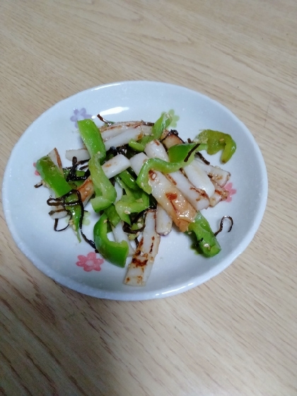 男性です。夕食にもう一品欲しかったので作りました。冷蔵庫にピーマンがもう少し有ると思いましたが小さいのが２つしかなかったのでチクワが多めですが美味しかったです。