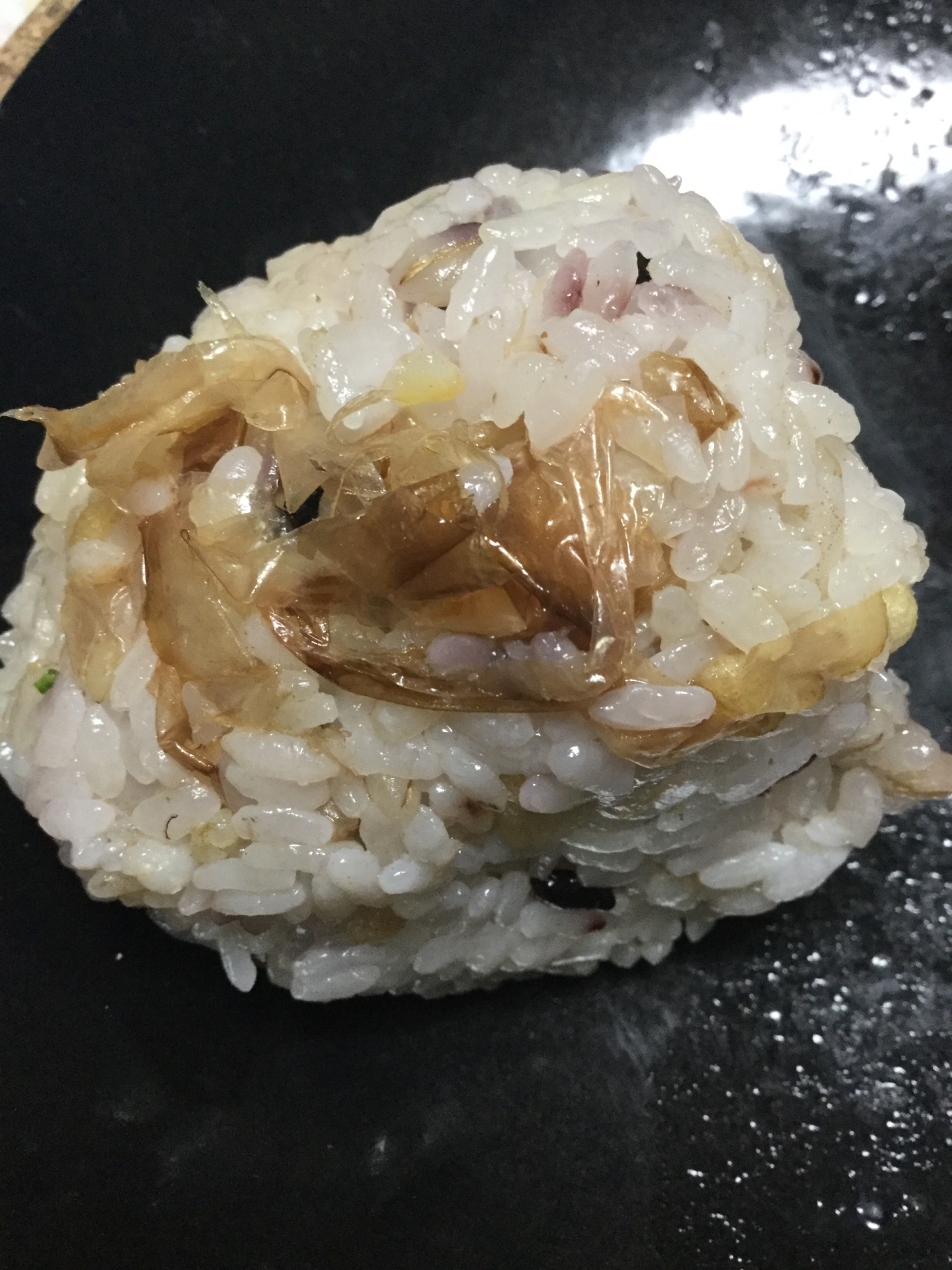 鶏団子と花カツオでおにぎり