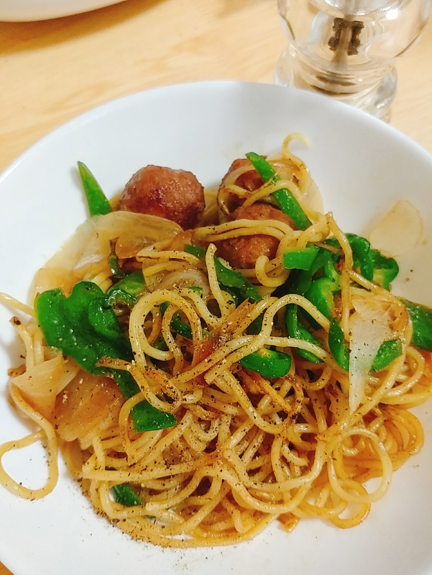 新玉ねぎ　ピーマン　肉だんごの黒胡椒ソース焼きそば