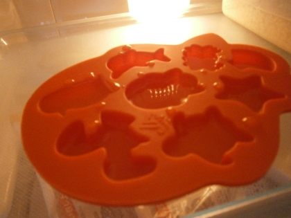 グミ型を持っていないので、シリコンの製氷皿を使って作ってみました～。
