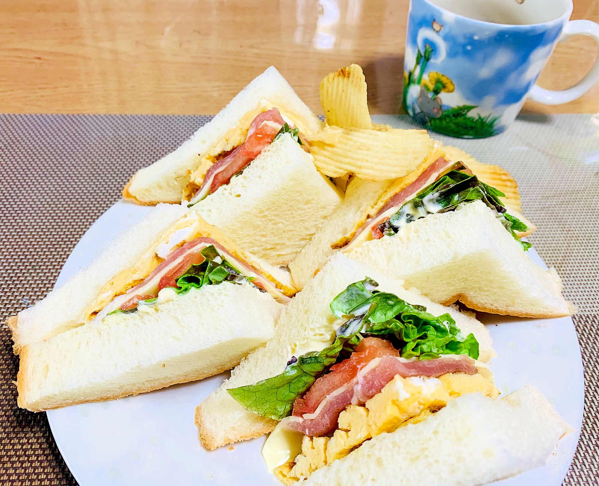 ポテチ添えのカフェ風サンドイッチ
