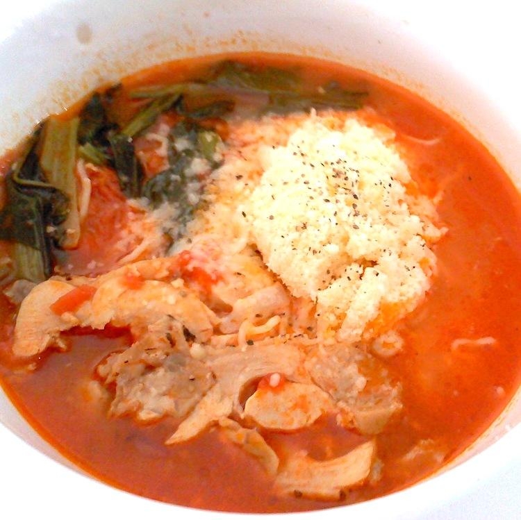 トマトラーメン、国産チーズも盛り盛りで