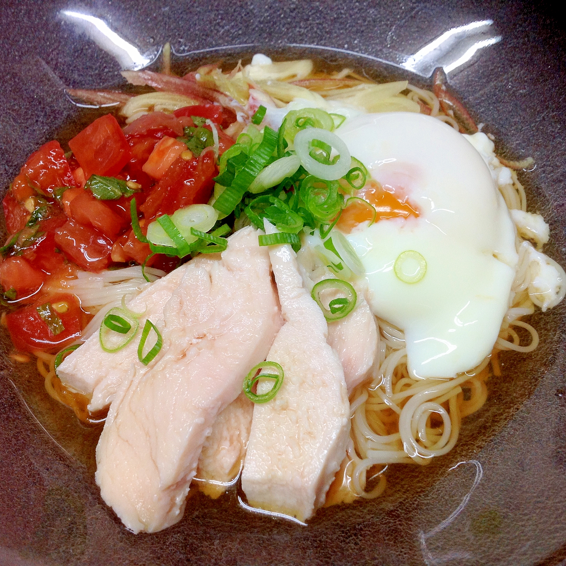 トマトとサラダチキンのぶっかけ冷やしそうめん