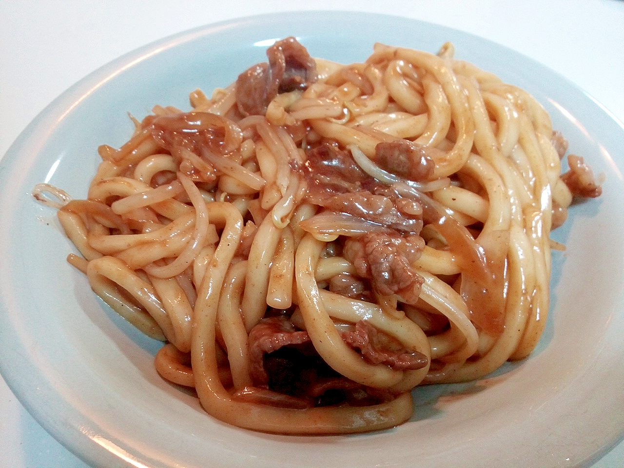 お好みソースで　牛肉と新玉ねぎともやしの焼きうどん