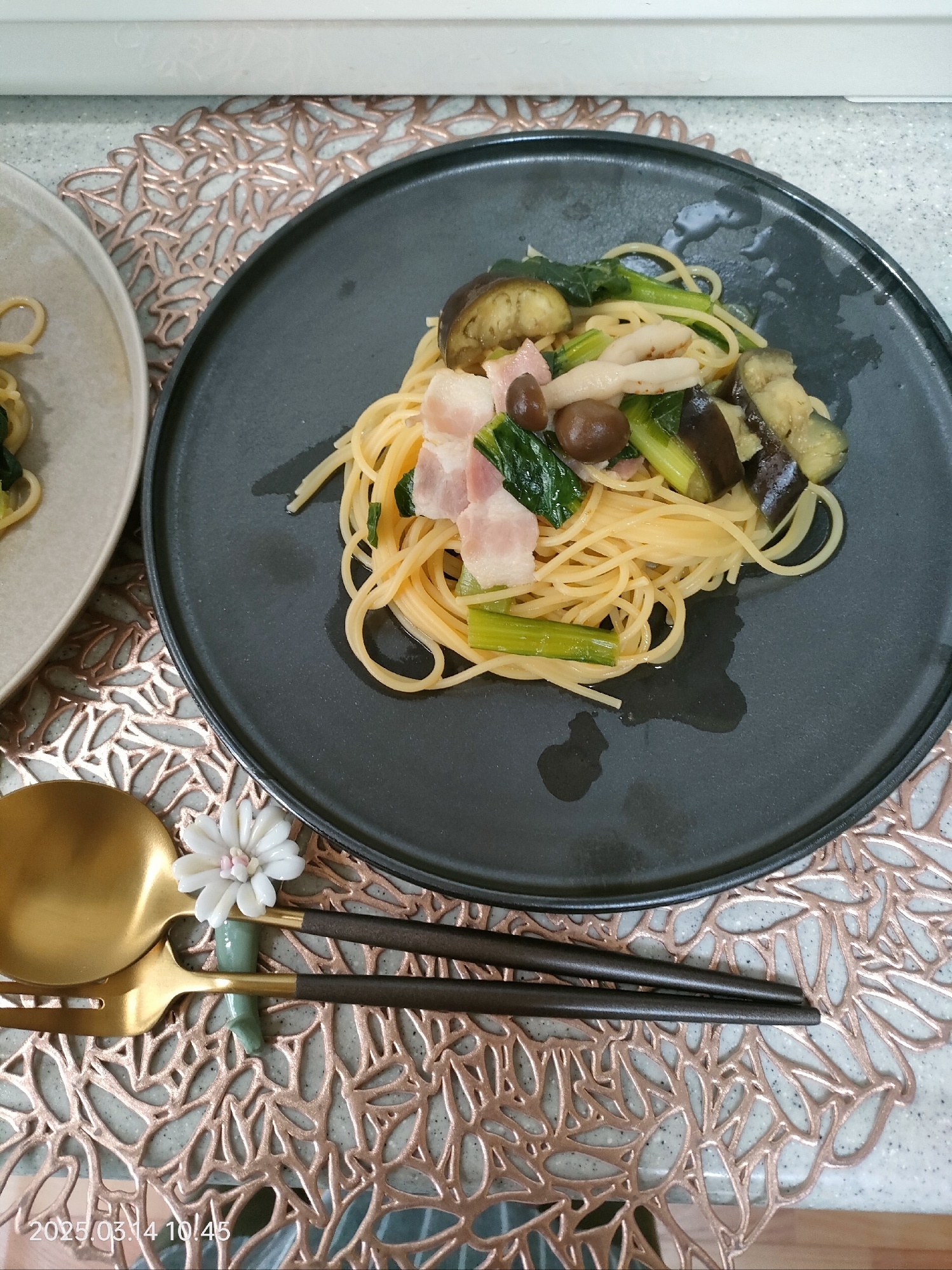 小松菜と茄子・ベーコンの和風パスタ