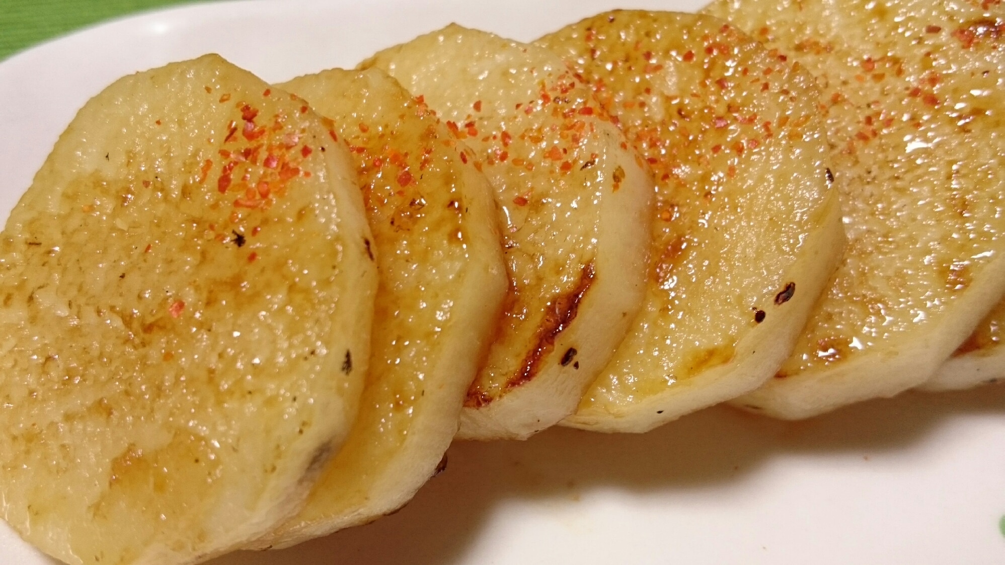 ローストサツマイモとご飯にスパイシーなタイのピーナッツソースをかけるレシピ