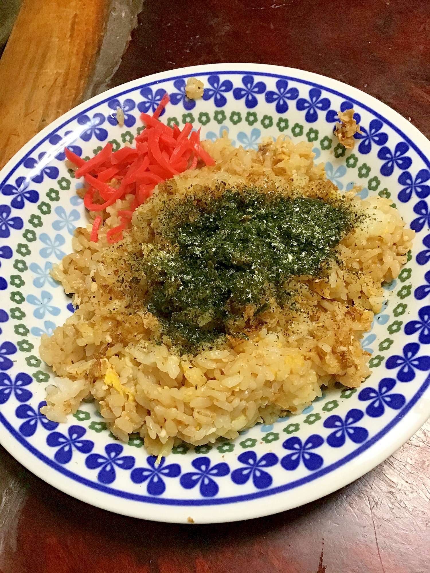 粉末のりと卵のニンニク醤油炒飯。