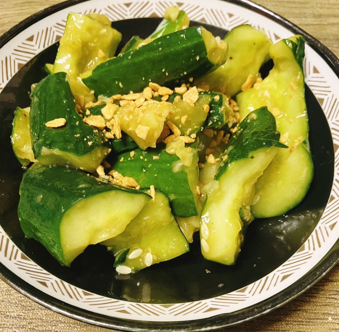焼肉のたれで。叩き胡瓜のW旨辛和え揚げニンニク添え