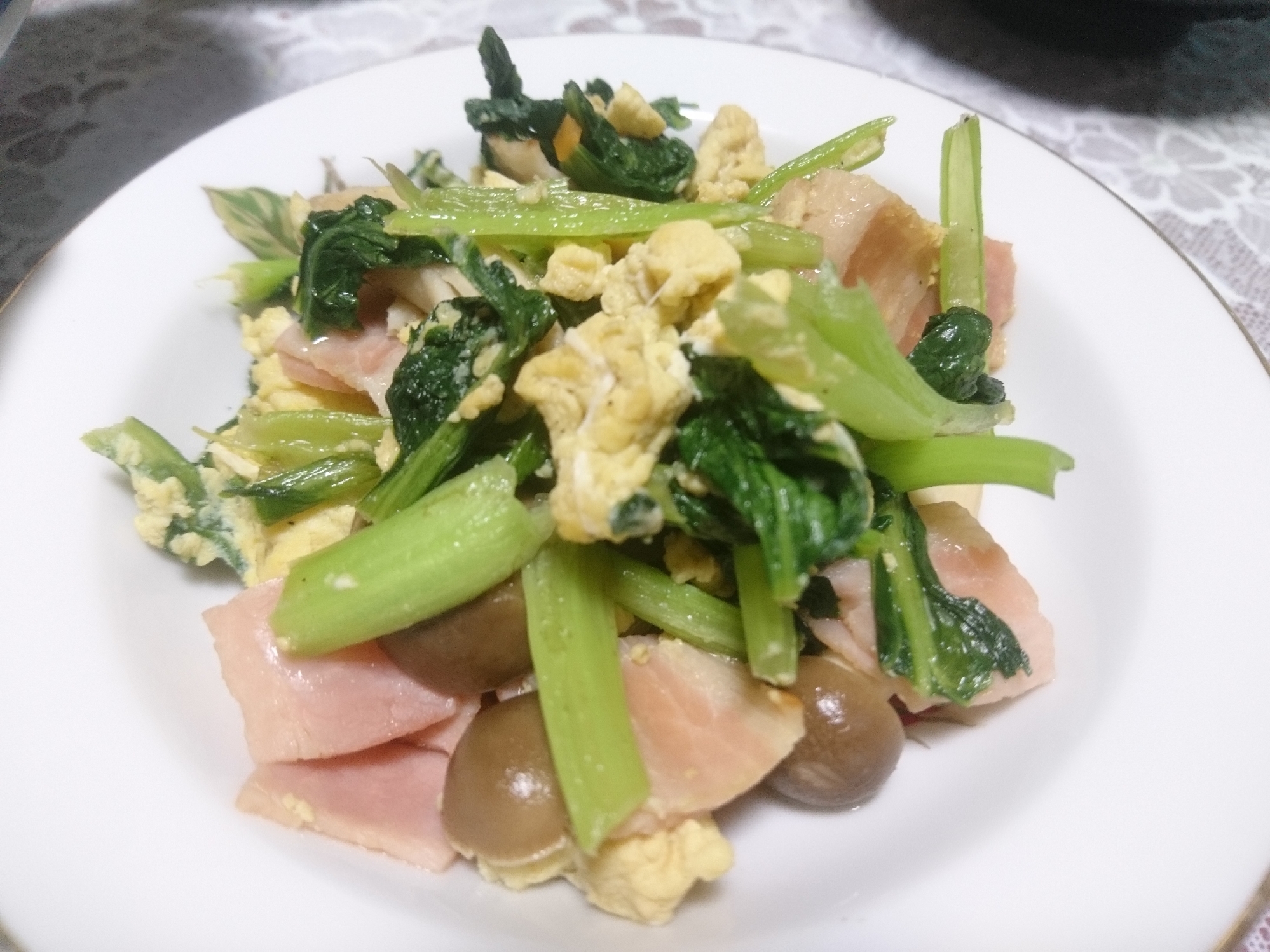 ブナシメジと小松菜とベーコンの卵炒め レシピ 作り方 By あやめぇ 楽天レシピ ブナシメジと小松菜とベーコンの卵炒め レシピ 作り方 By あやめぇ 楽天レシピ