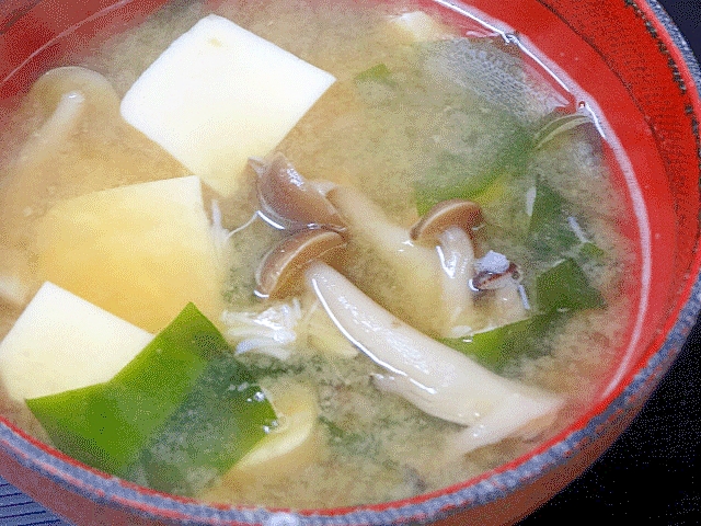 蟹だしが旨い！　「豆腐とワカメの鉄砲汁」