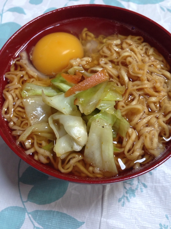 チキンラーメンを2人で分けて 野菜玉子ラーメン レシピ 作り方 By Xmickyx 楽天レシピ