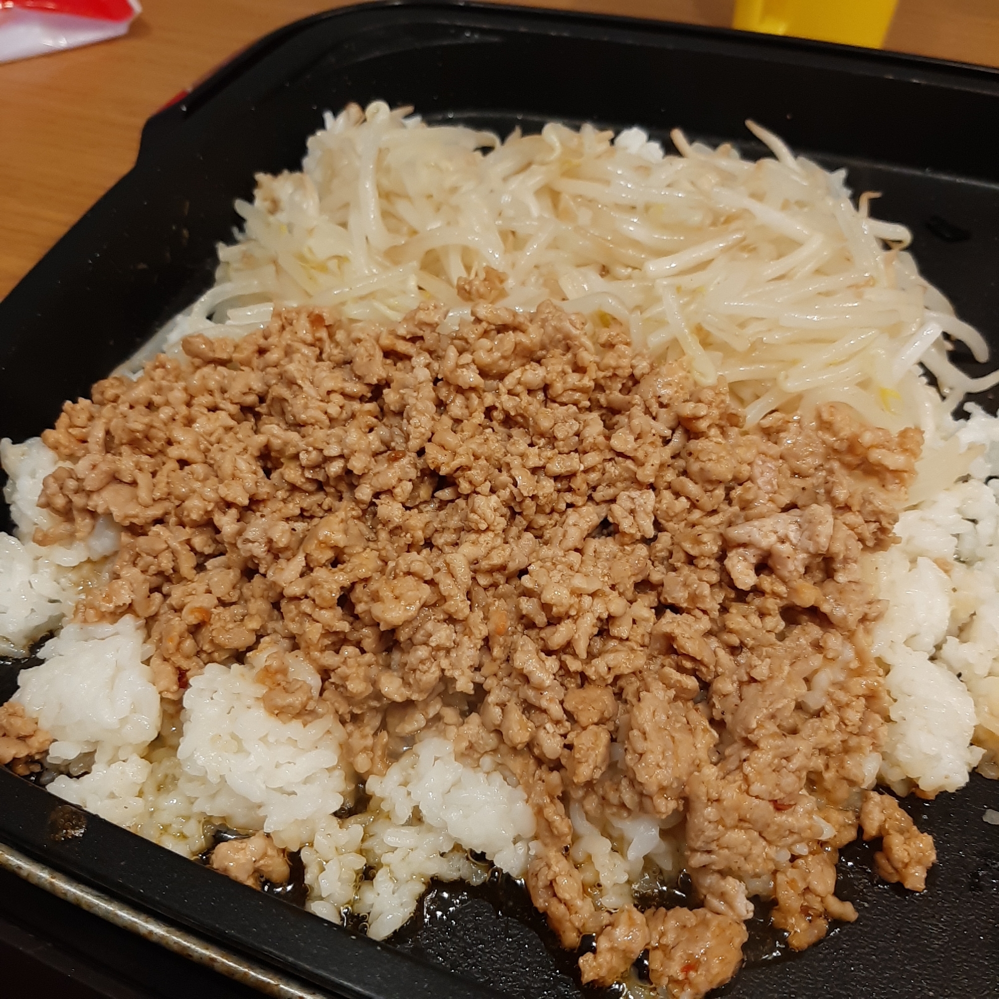 節約でもガッツリ！ホットプレートで二色丼！