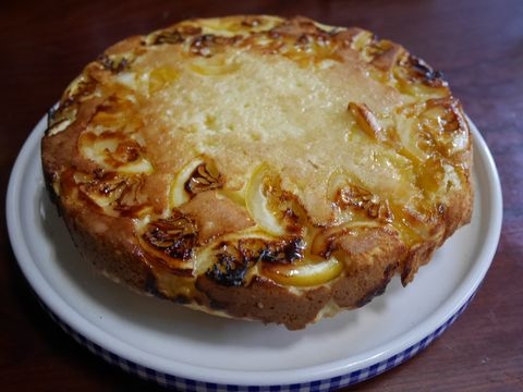 グリルダッチオーブンでレモンのケーキタルトタタン風