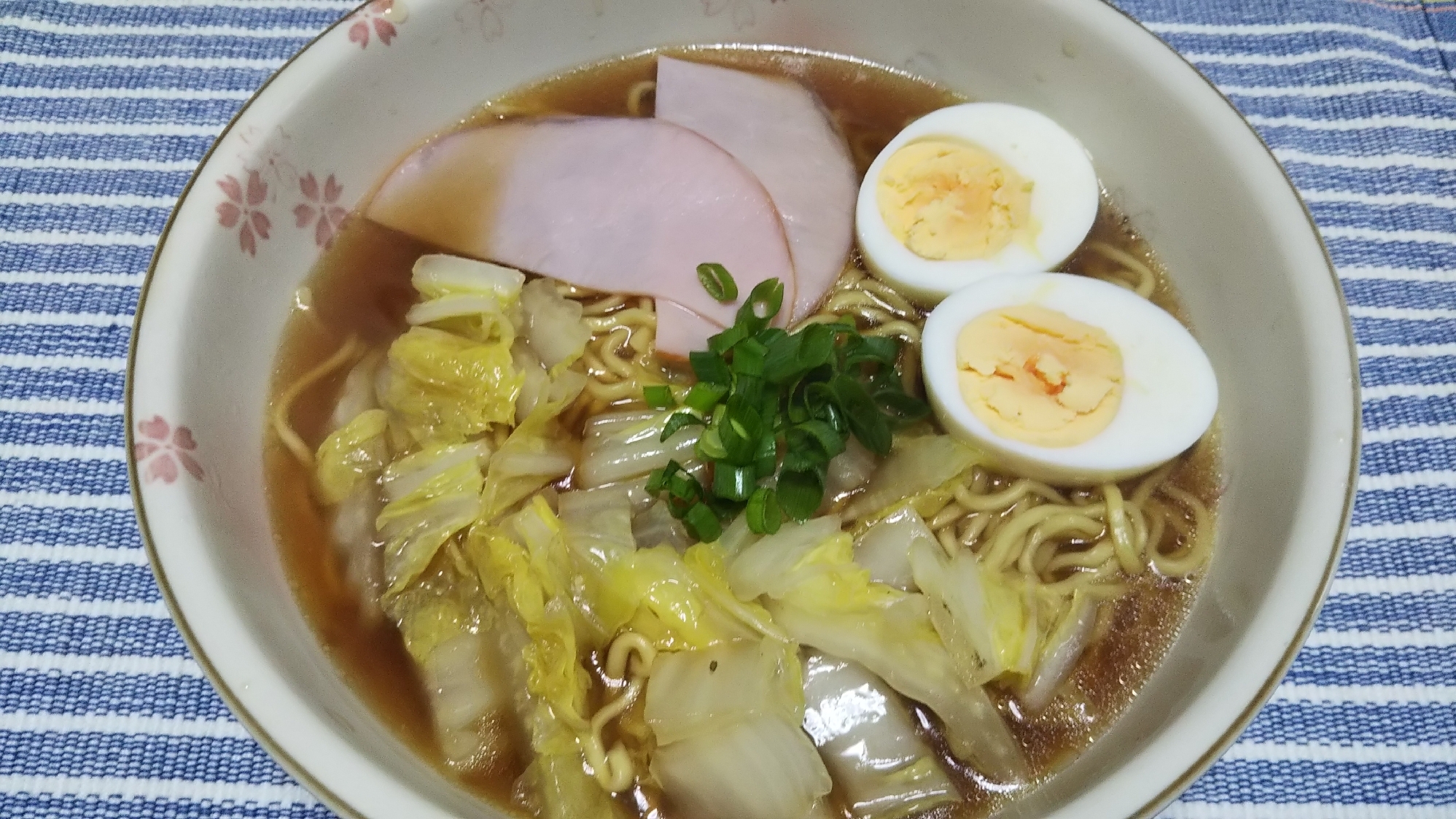 白菜とゆで卵とハムと小ネギの醤油ラーメン☆