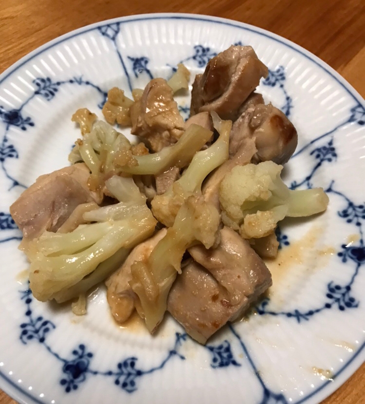 鳥もも肉とカリフラワーの味噌炒め