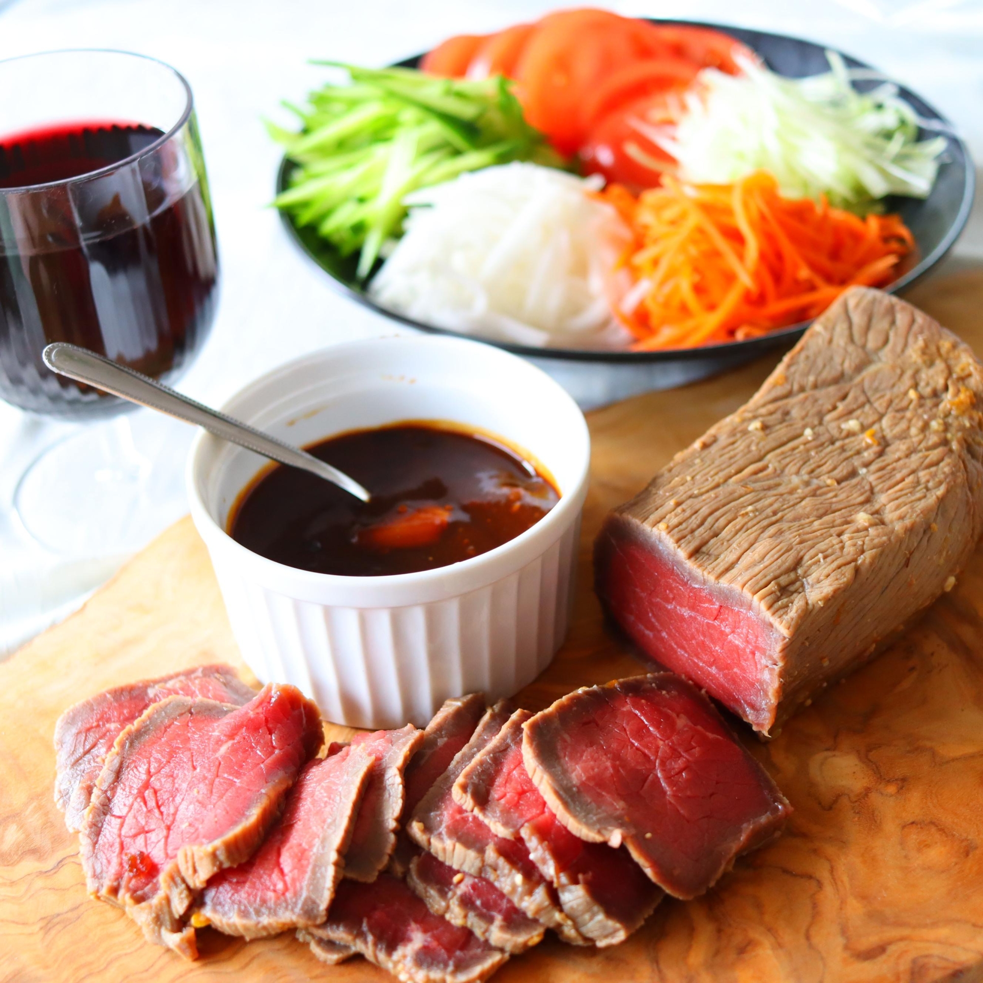 【赤ワインに合う】野菜と食べる和風ローストビーフ