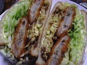 ガッツリ食べる白身魚フライとキャベツのサンドイッチ