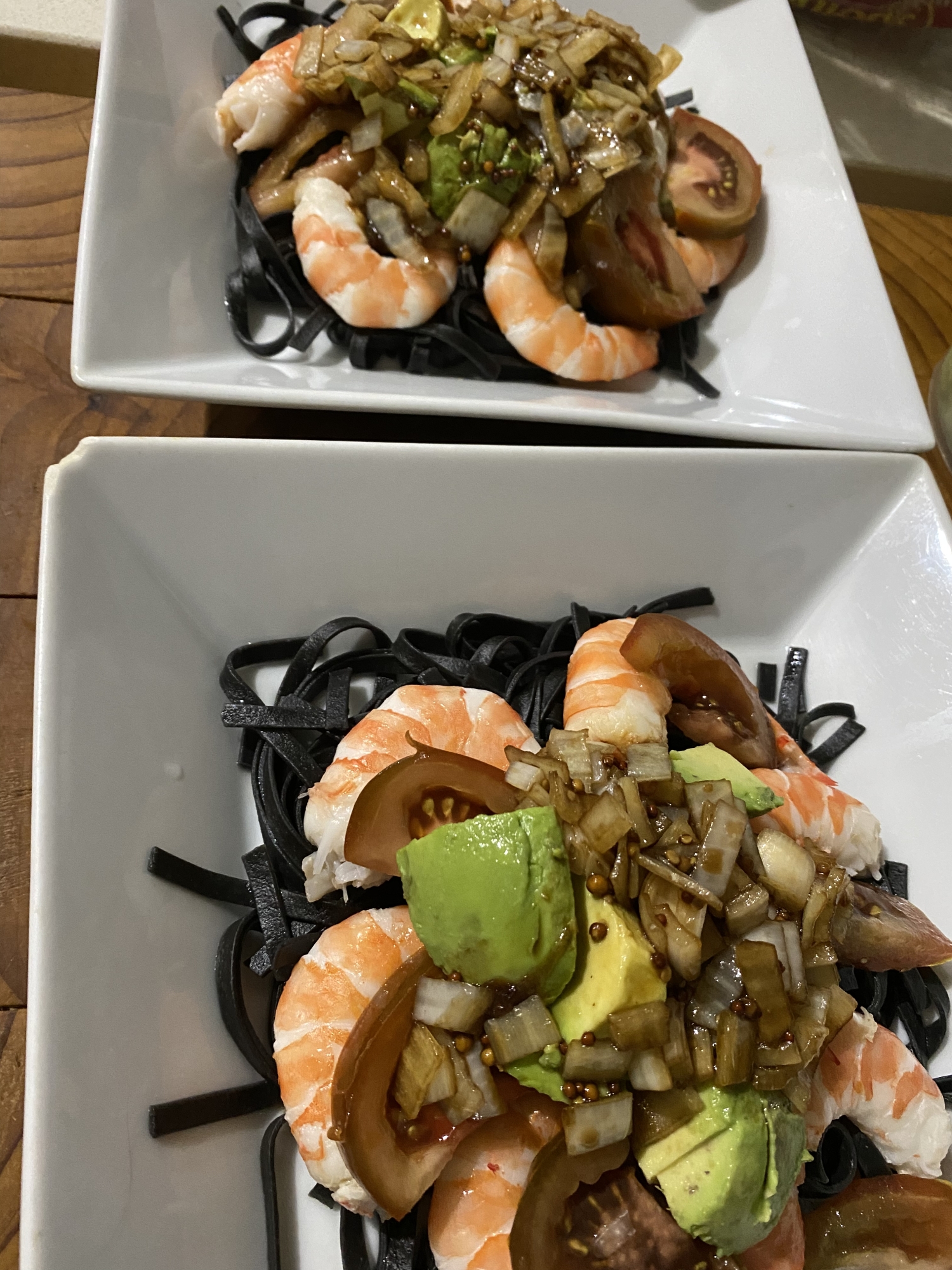 皿に盛られた、サラダ風イカスミパスタ