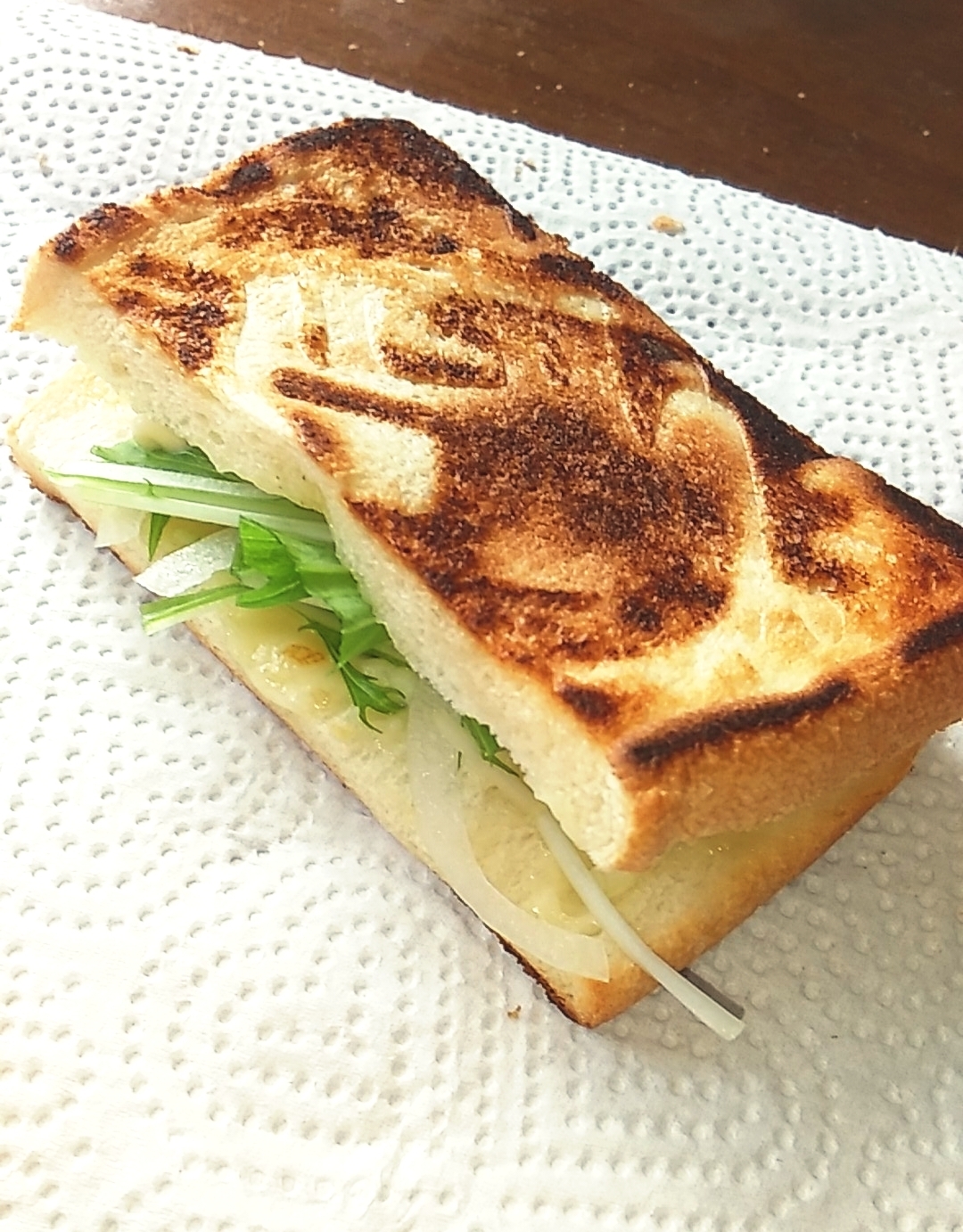 水菜と玉葱　モッツァレラチーズの焼きサンド