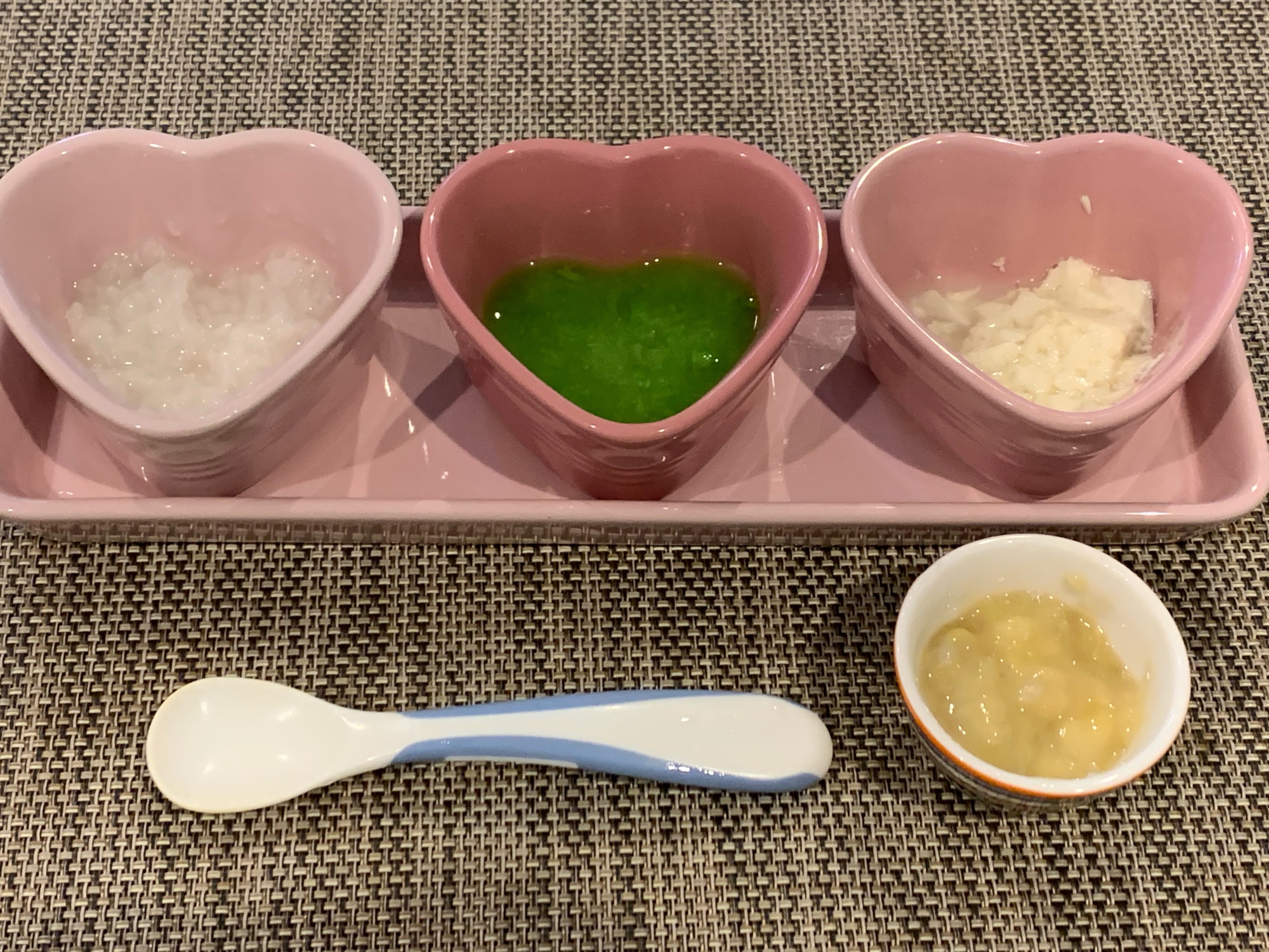 【離乳食初期】グリーンピースに豆腐の朝ごはん