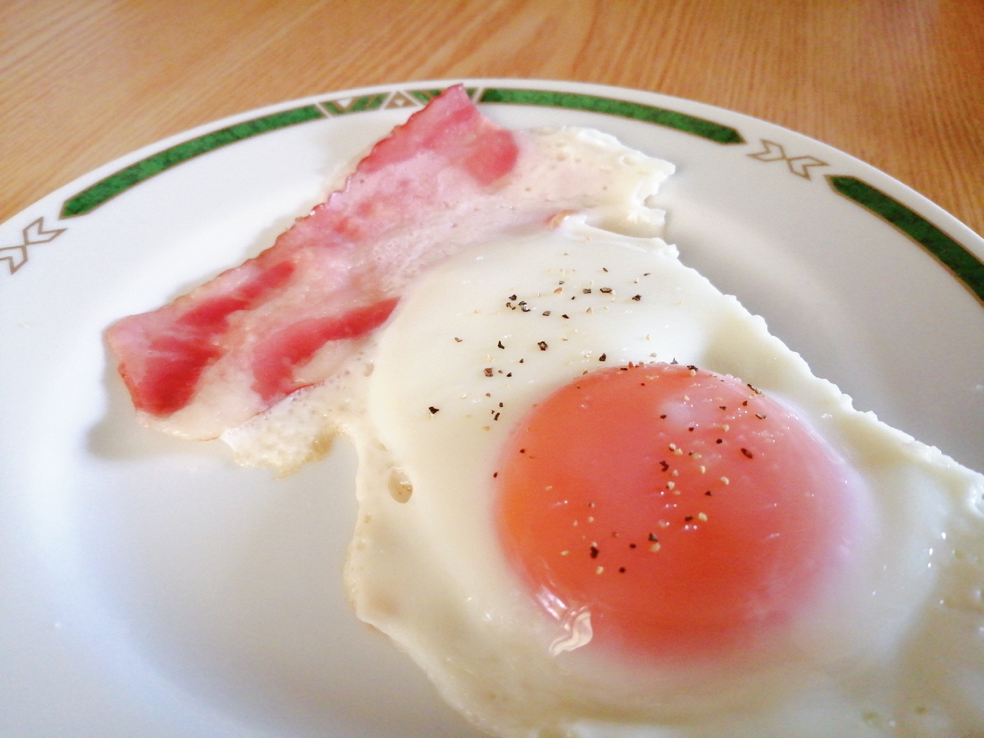 ブラックペッパーで☆ベーコン目玉焼き