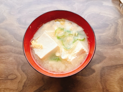 豆腐と溶き卵の味噌汁