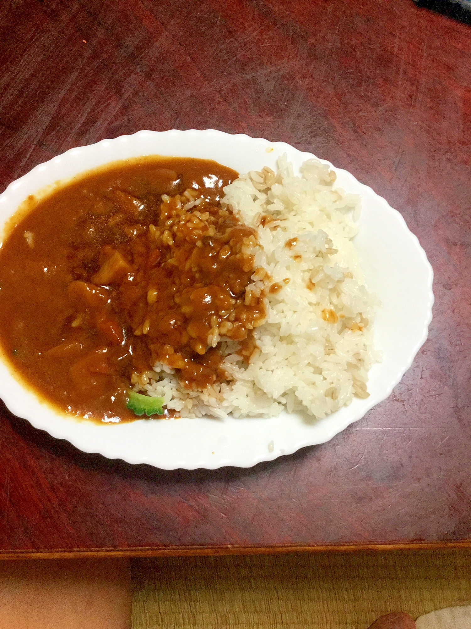 ゴーヤ入りポークカレーをもち麦ご飯で。