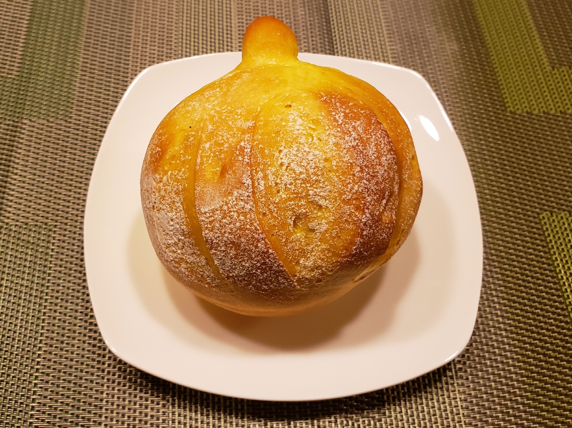 ふわふわ！かぼちゃの形の かぼちゃパン！