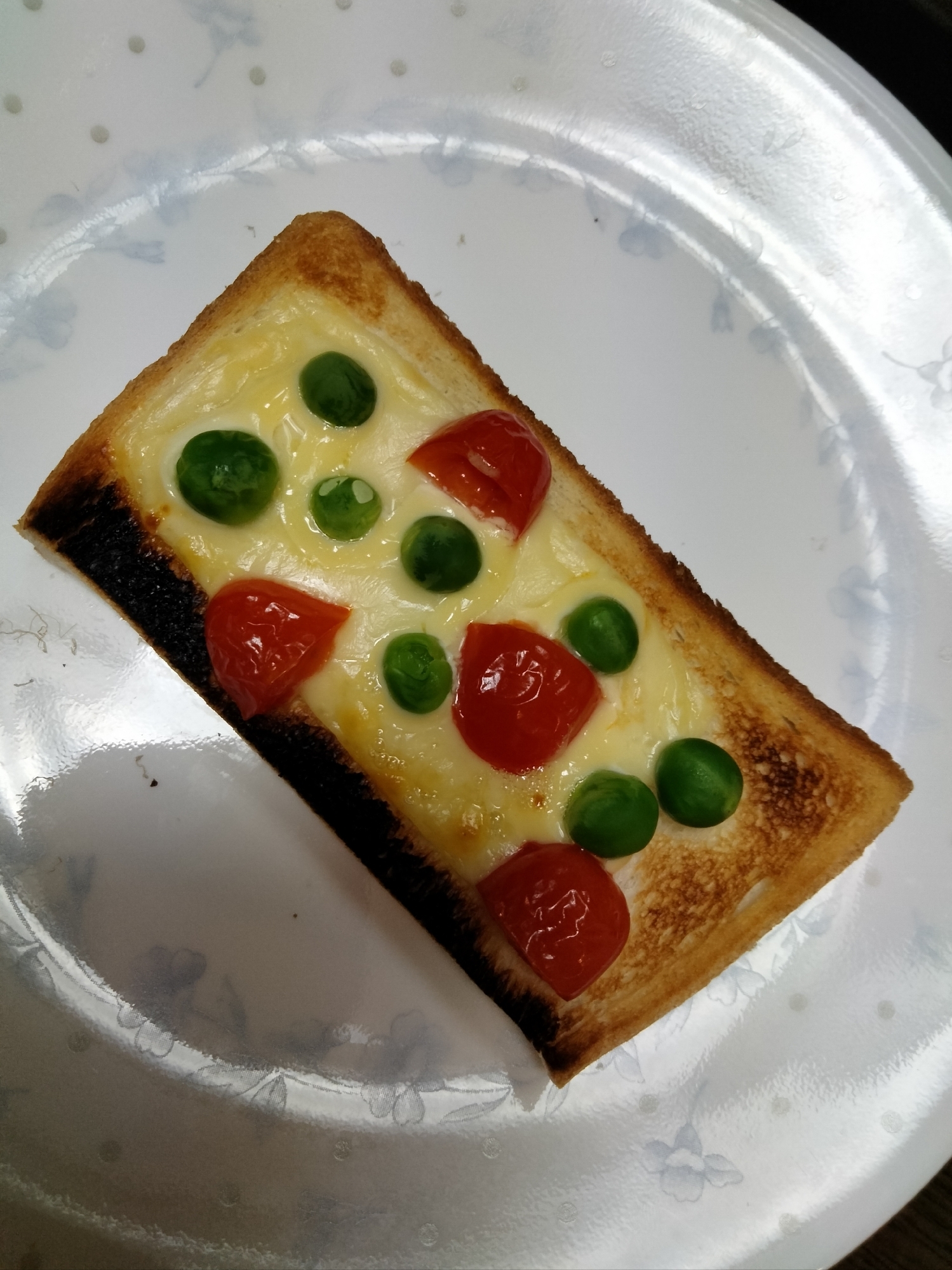 チーズトーストアレンジ えんどう豆&ミニトマト