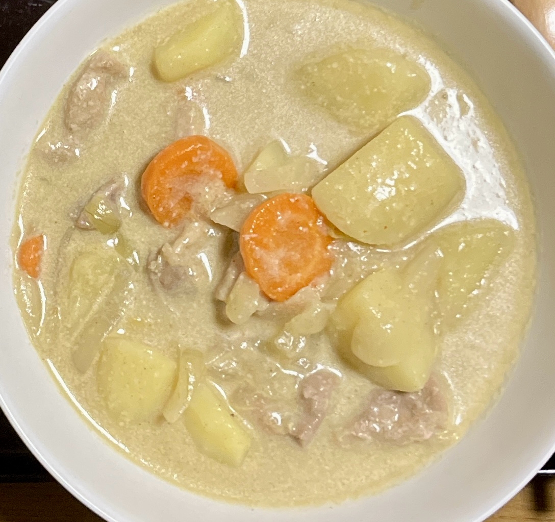 人参、鶏肉、じゃがいものココナッツミルク煮