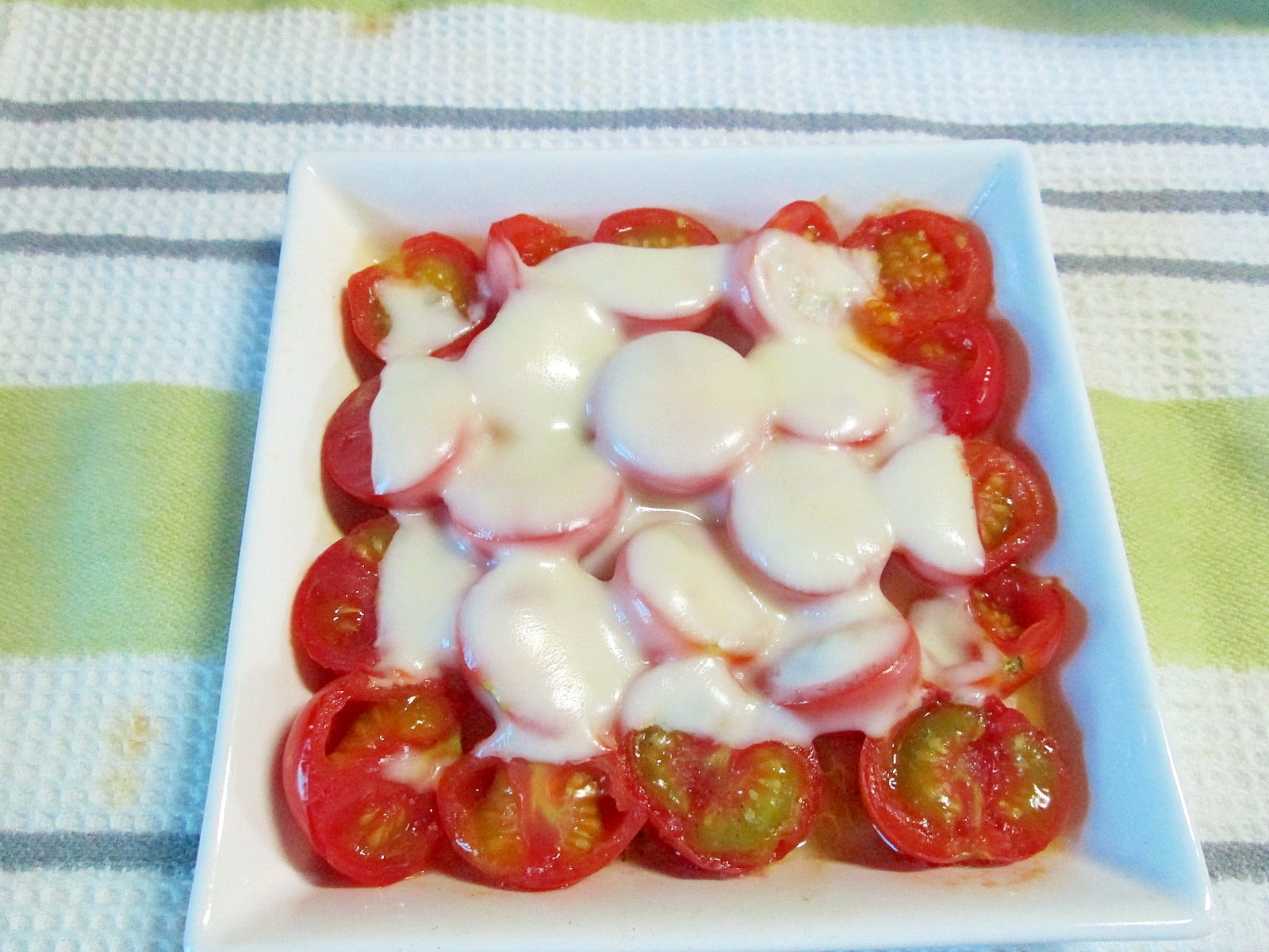 レンジだけで熱々が美味しい♪ミニトマトのチーズ焼き