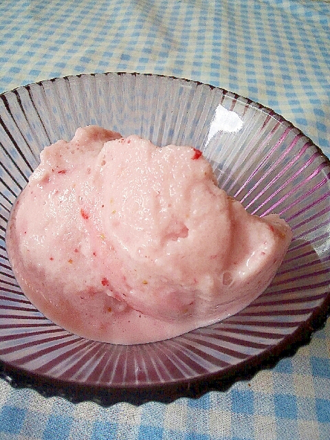 イチゴ牛乳ジェラート
