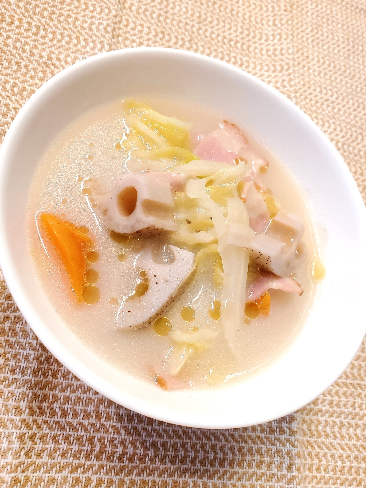 【汁物】野菜とベーコンの中華ミルクスープ
