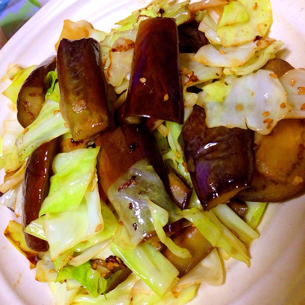 鮮やかキャベツとツヤツヤ茄子のピリ辛オイスター炒め