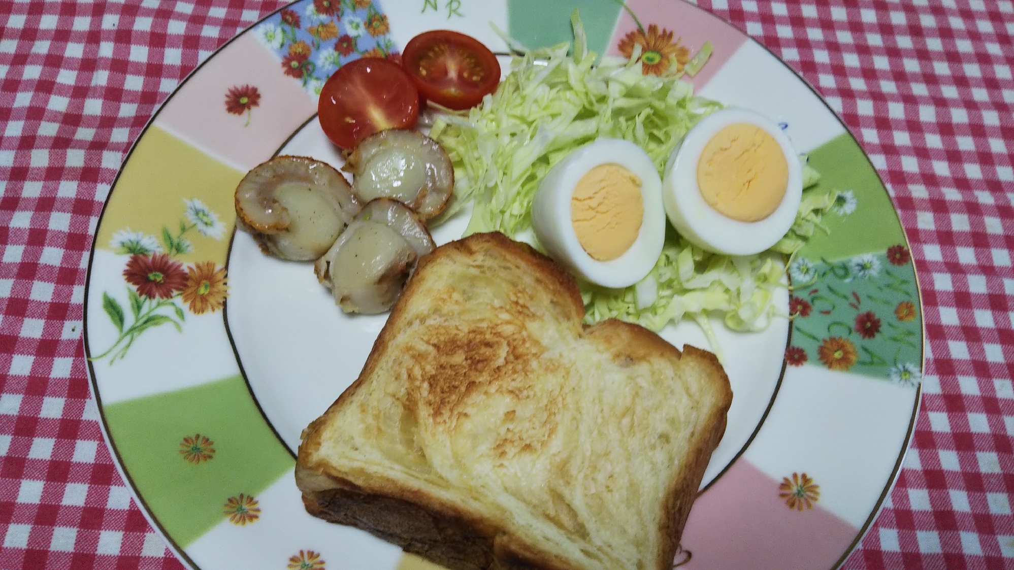 ベビーホタテバターとトーストと茹で卵の朝食☆