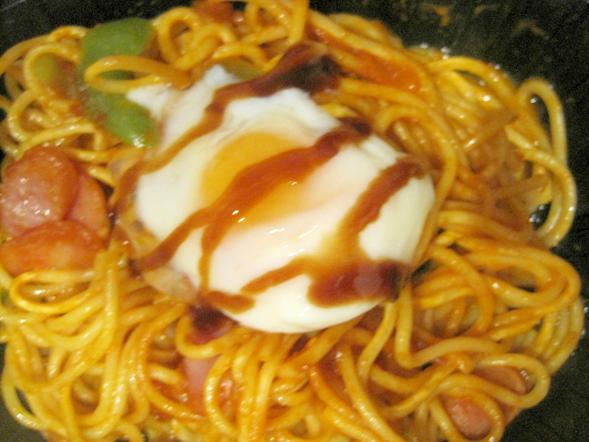 目玉焼きのっけトマケチャパスタ