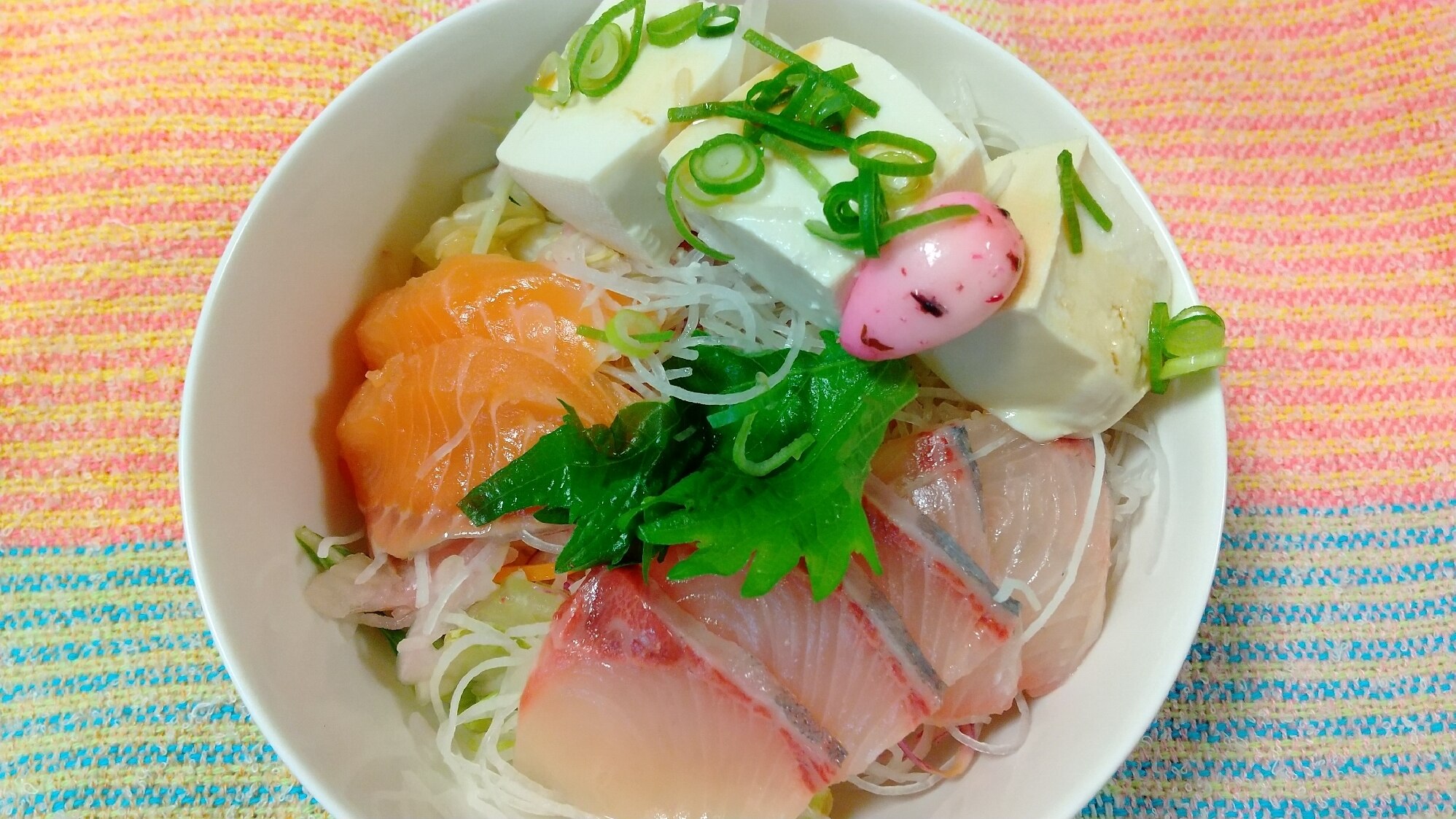 ネタ(サーモン)はまち サーモンとハマチと豆腐のヘルシー丼(^o^) レシピ・作り方 by みくるり