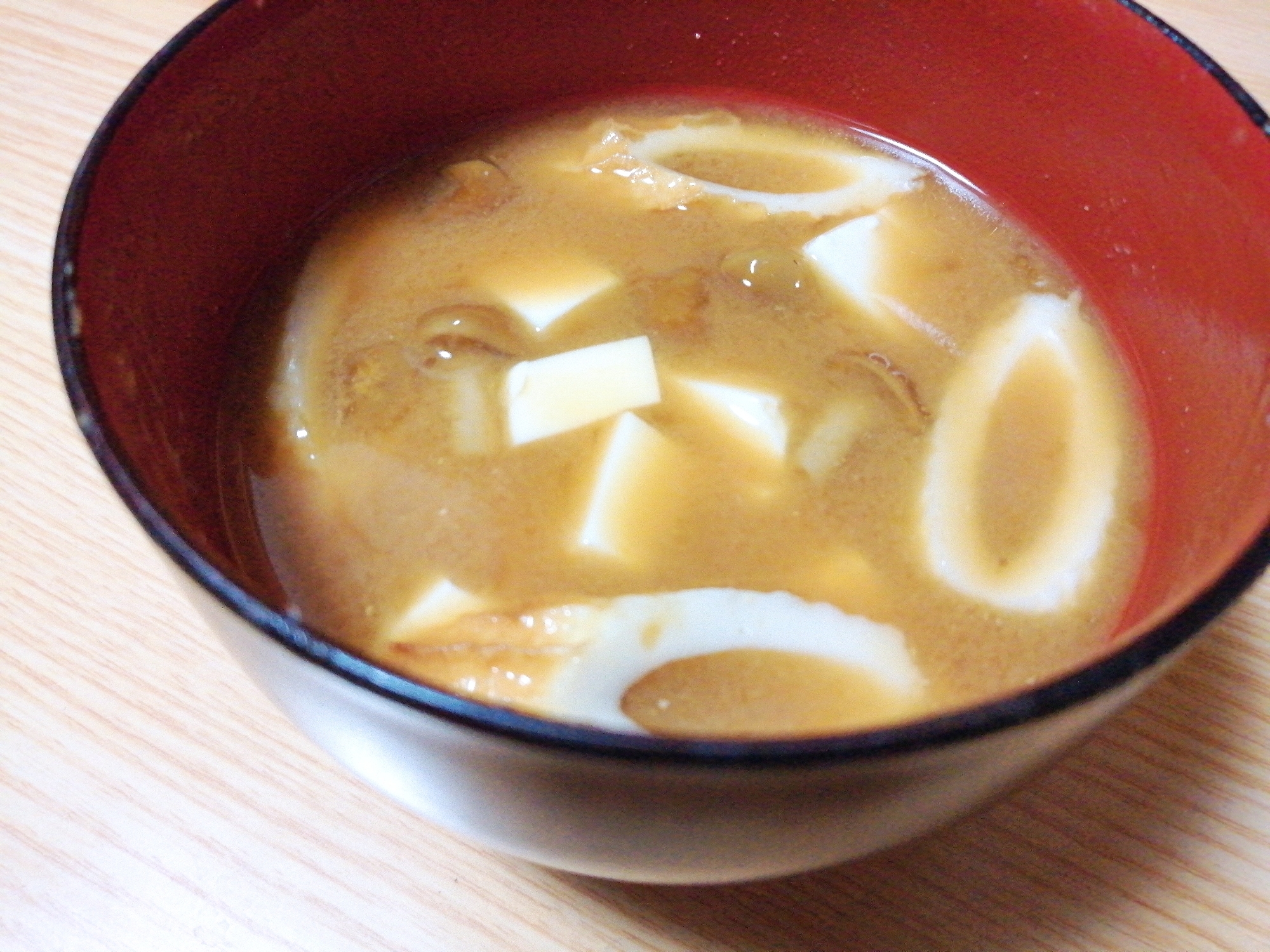 豆腐とちくわとなめこの味噌汁