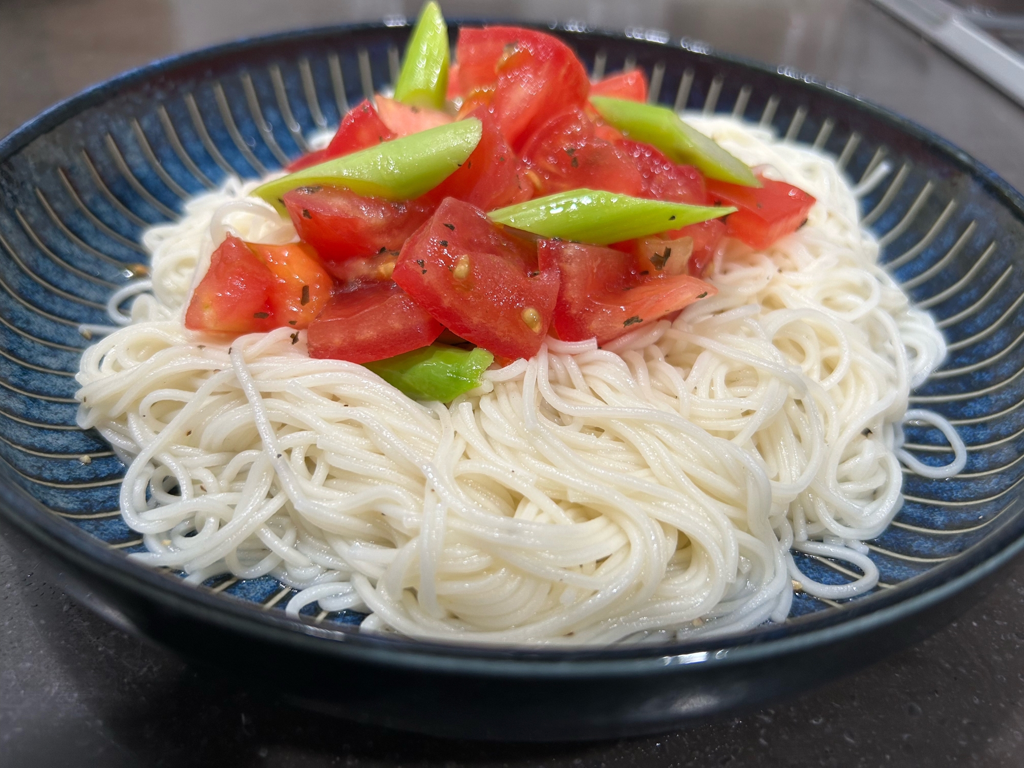 トマトとアスパラのオリーブ塩そうめん