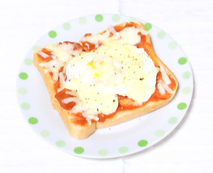簡単⭐目玉焼きのせトマトチーズトースト