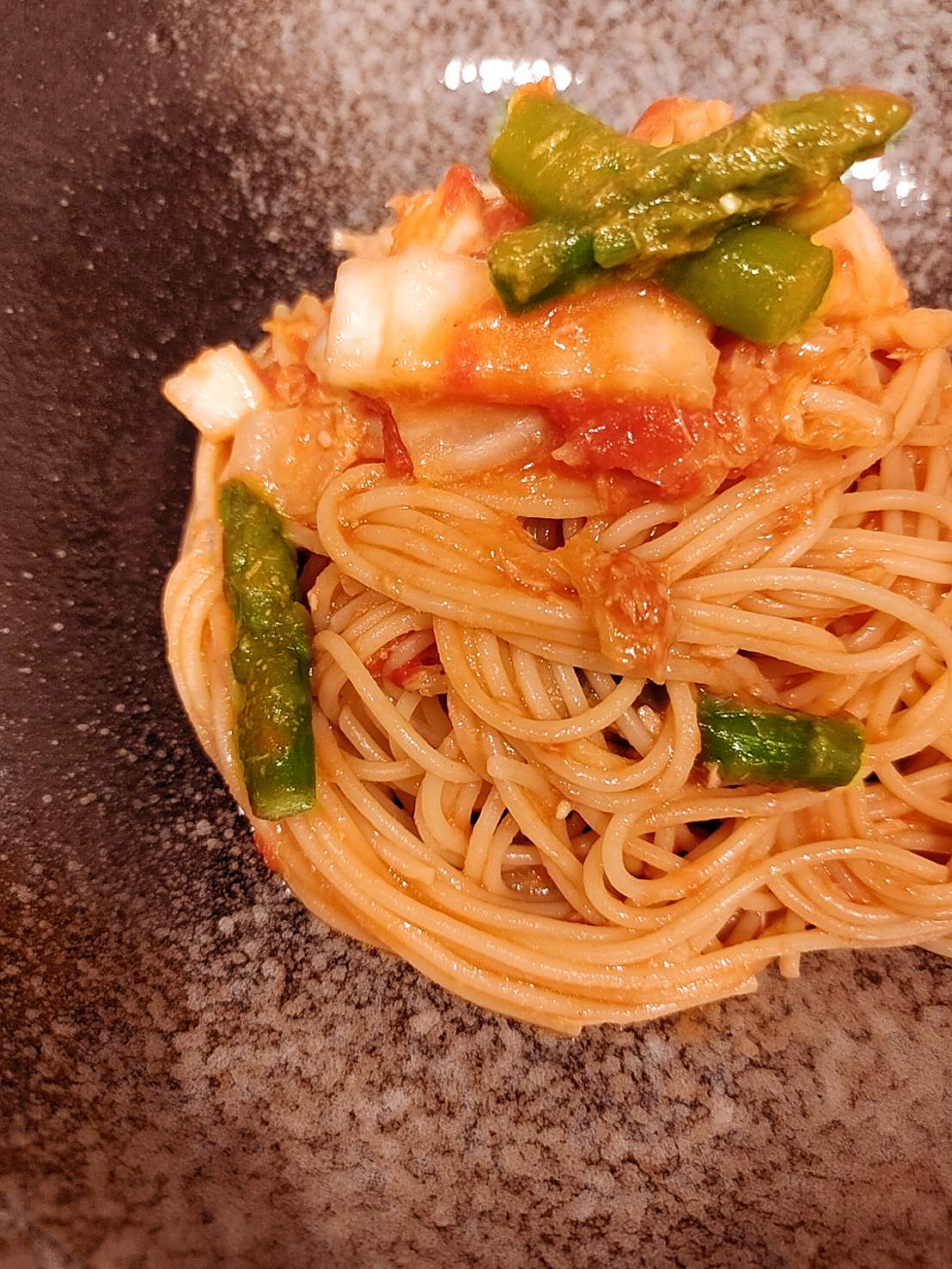 隠れチーズでコクうま♡白菜とアスパラのトマトパスタ