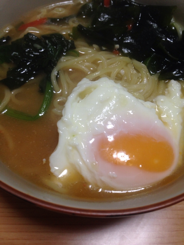 市販の味噌ラーメンにプラス卵とわかめ(*^^*)