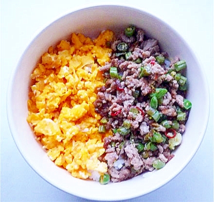 豚挽肉といんげんと卵の3色丼