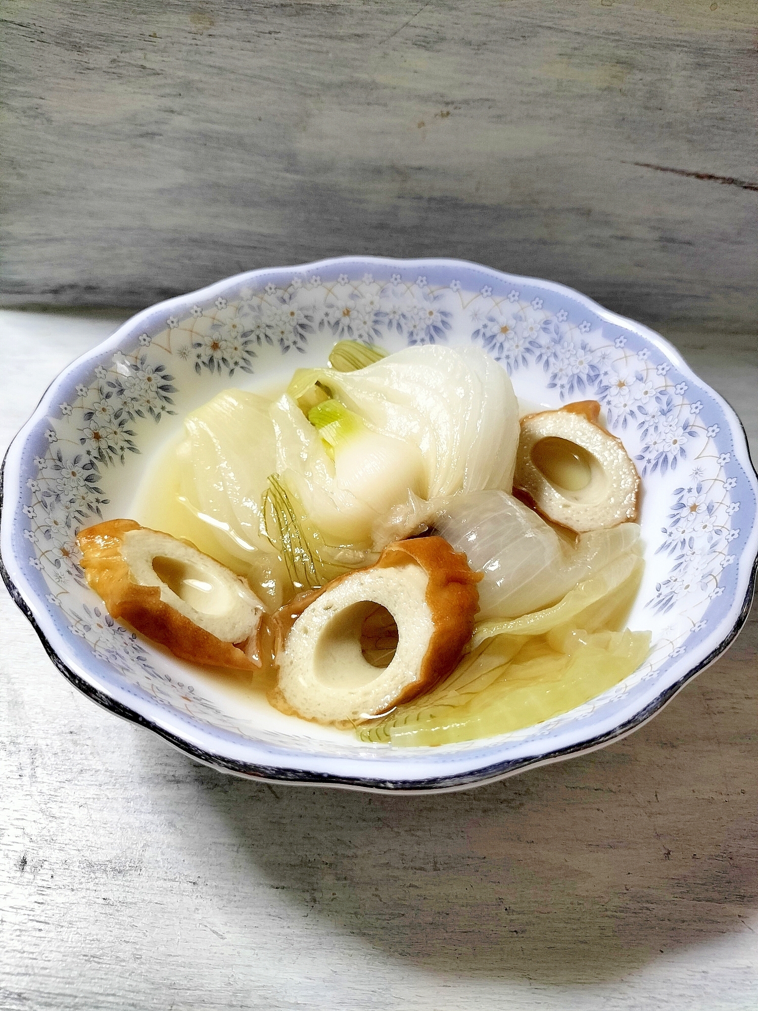 おっきな葉玉葱と竹輪のスープ煮