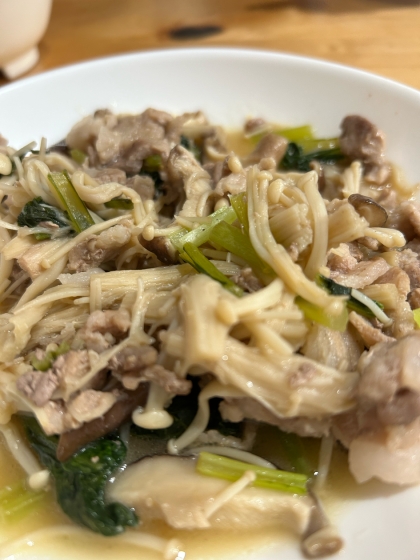 豚肉とほうれん草とキノコのバタぽん酢炒め