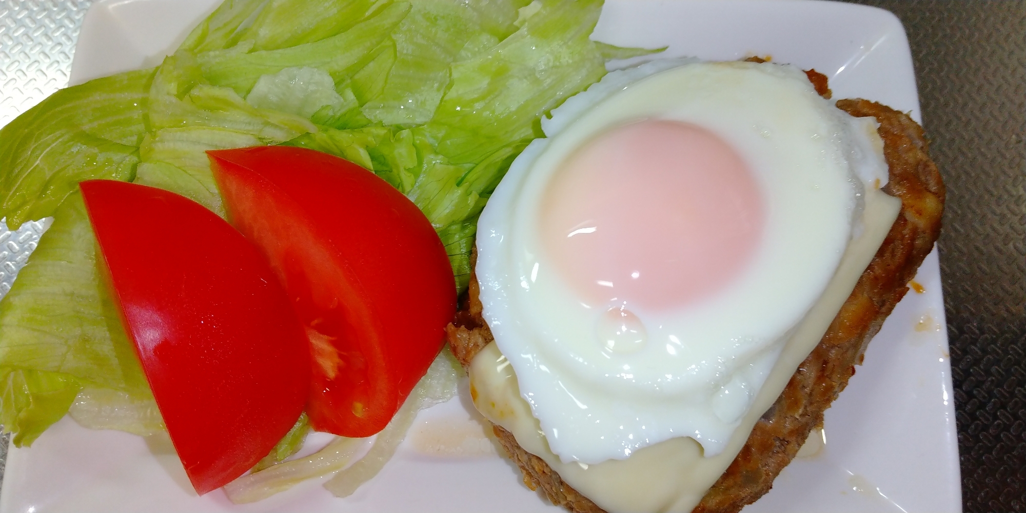 簡単♡目玉焼きのせハンバーグ