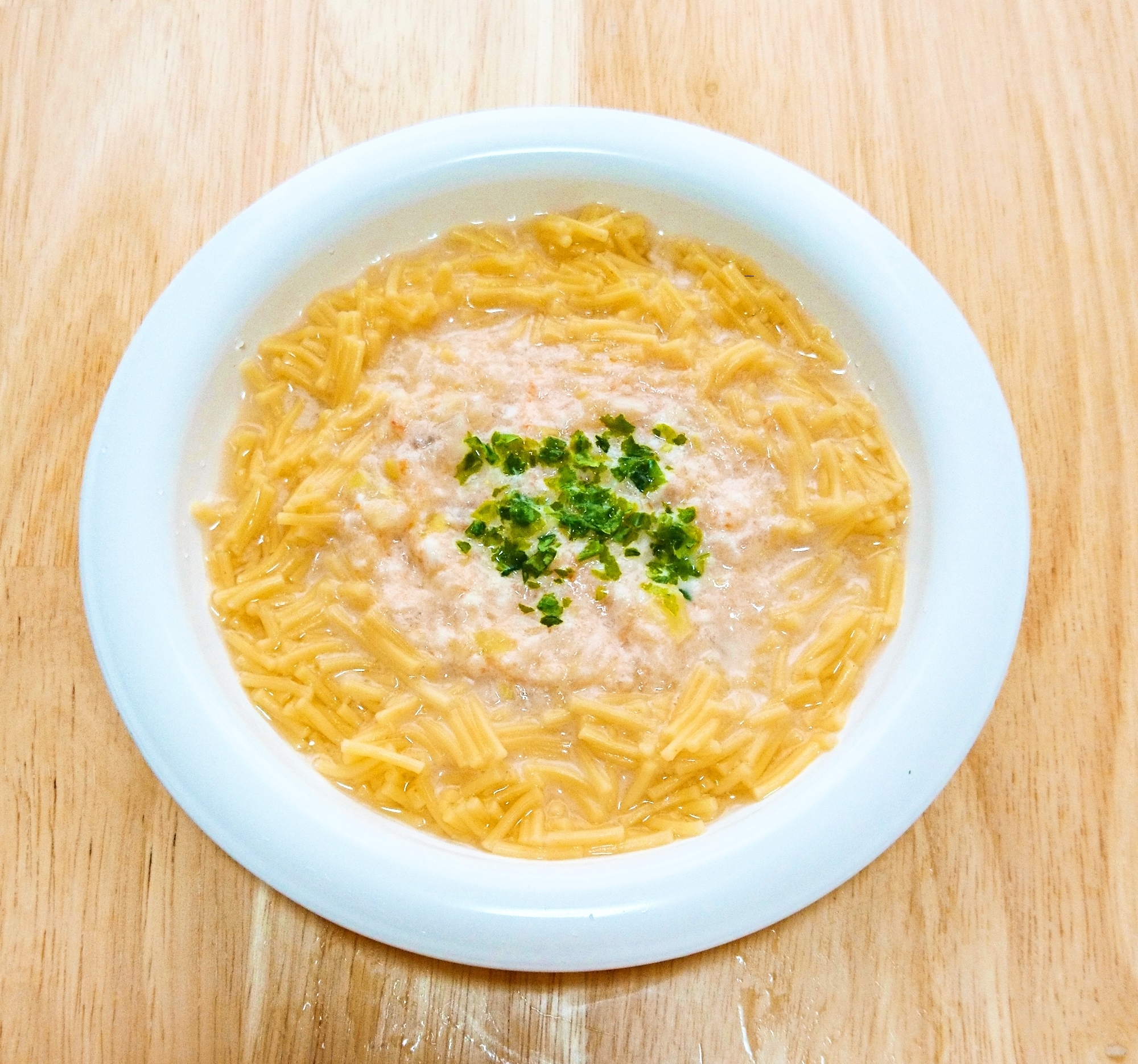 白い皿に盛りつけられたトマトクリームパスタ