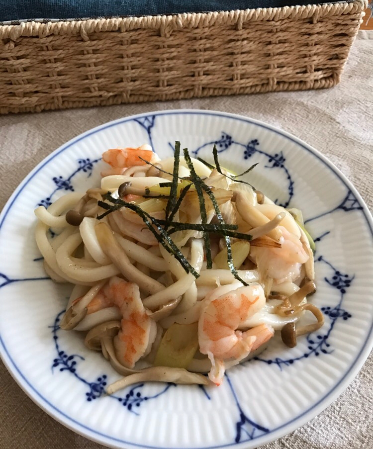 むき海老と白ネギ、しめじの焼きうどん