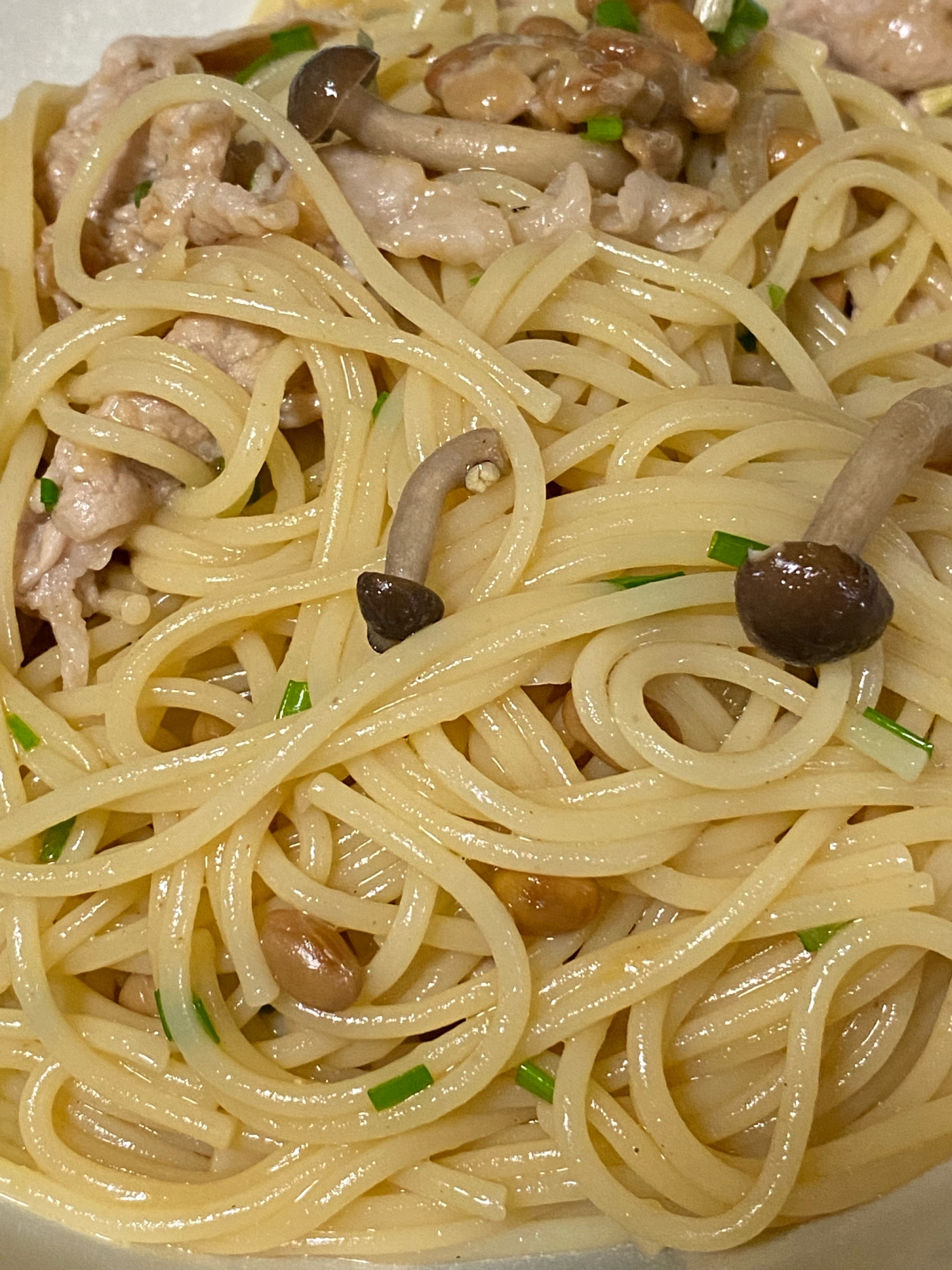 豚肉としめじとネギの納豆パスタ