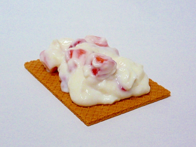 苺ヨーグルトクリームの大麦クラッカー